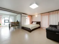 Sokcho Dongmyeonghang Moa Hotels near Sokcho Lighthouse Observatory