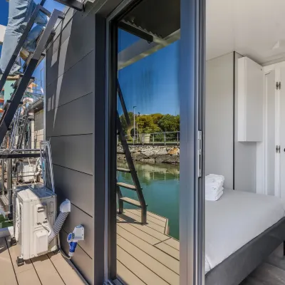 The Homeboat Company Albufeira Отели рядом с достопримечательностью «Пляж Риску»