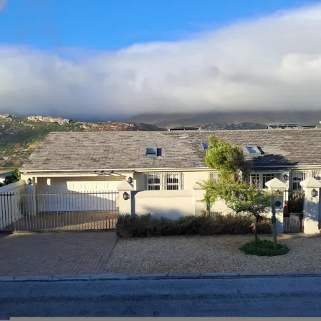 The Lookout 3 Bedroom Home in Fish Hoek Отели рядом с достопримечательностью «Торговый центр Longbeach»