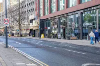 Stylsih 3BR House - Sleeps 5 - Near City Centre - Free Parking