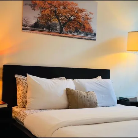 Stylish Cozy 1Bedroom Condo in Square one centre