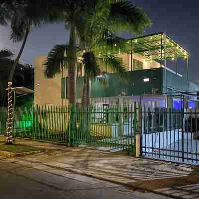 Modern Stay, Full Kitchen, 1 Block from the Beach. Hotel Exterior