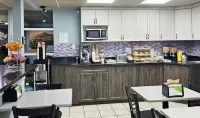 Canadian Motor Inn - breakfast