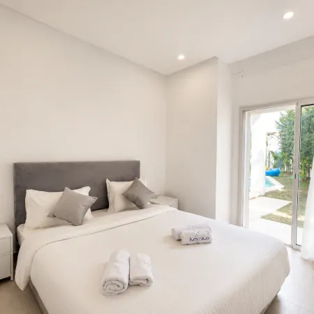 Elegant Villa in Gammarth with Private Indoor Pool Отели в г. Гаммарт