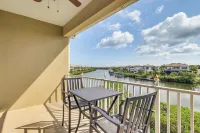 Walk to Beach & Marina! Ruskin Resort Retreat - Apartments