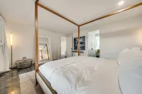 Executive Lake Washington Stay with Dock Access - Boutique