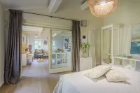 The Crystal Vine Lounge - Boutique