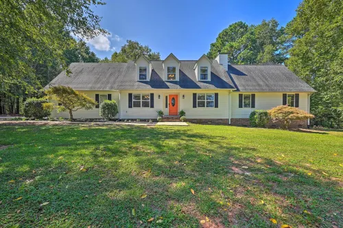 2 Mi to Clemson: Central Villa w/ Deck, Near Lakes - 3 estrellas
