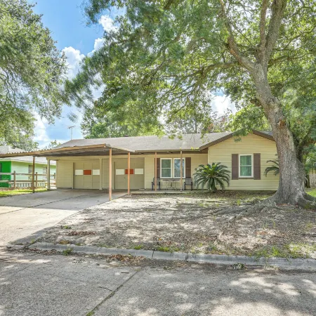 4 Mi to Sabine River! Extended Escape w/ Yard