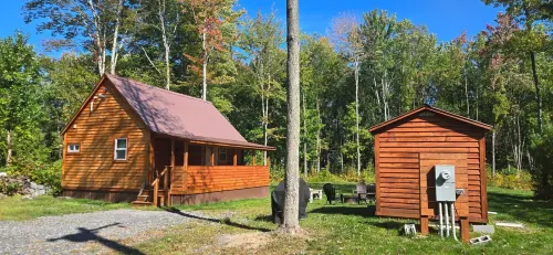 Cozy cabin located in Brasher Falls, NY. Pet friendly! - 샬레 호텔