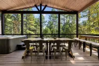 Broken Bow Luxury Cabin Hot Tub Playset Games - Bintang 4