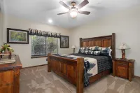 Big Bear Lodge-2 Pools, Private Hot Tub, Splash Pad, Pool Table- Brand New Home - 4-Sterne