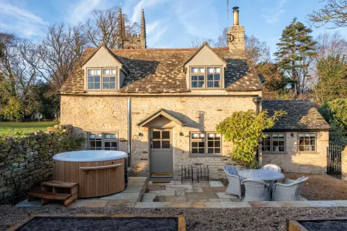 Olive Cottage with Woodfired Hot Tub - 2-Star
