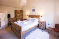 Riverbank- Glass-Fronted Riverside Stay -Hot Tub - Villas
