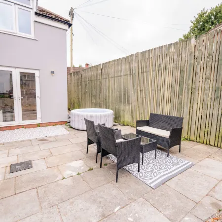 Beautiful 3 Bed Cottage - Hot Tub & Free Parking