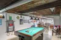 Fire Pit & Game Room: Family Home in Marshall - Wifi