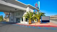 Motel 6 Victorville, CA - Apple Valley - parking
