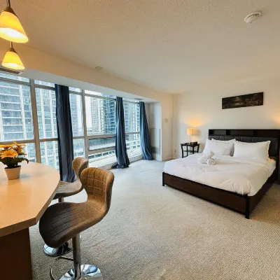 StayToronto - Luxury Stays Near CN Tower 댄포스역 주변 호텔