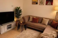 Oldham 4-bed House, Sleeps 4 With Parking - 3 estrellas