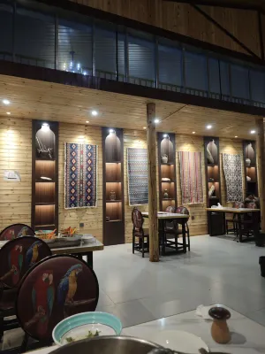 Snowtop Westernmost Lodge · Taxian Khu vực công cộng Photos