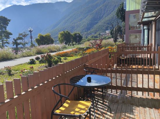 瀘沽湖晏坐湖景清奢民宿（大落水村店）優惠