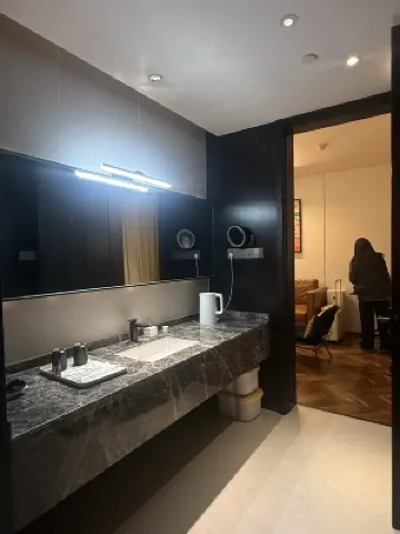 HÉONIC HOTEL & SUITES - Exclusive 2-3 Bedroom Family Suites+Curated Itineraries+Cat Coffee Zimmer Photos