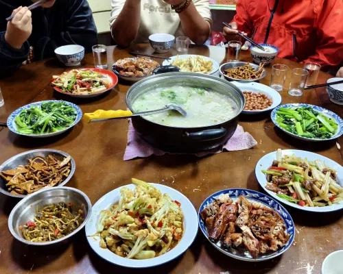 Lijiang Qishangju Youth Hostel تناول الطعام Photos