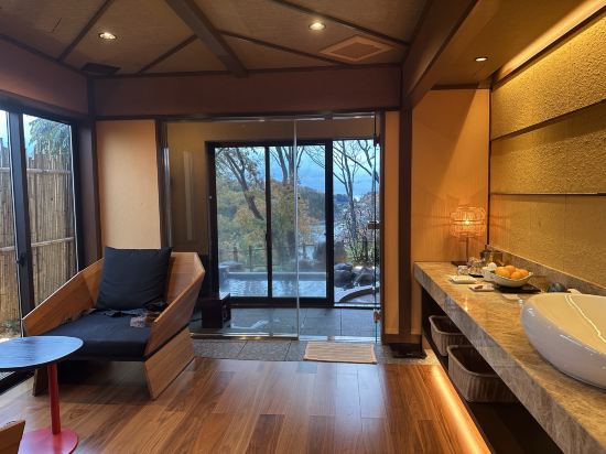 日本百景に囲まれた洞窟風呂の宿　百楽荘　能登九十九湾 クーポン