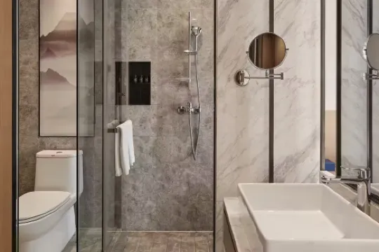 HÉONIC HOTEL & SUITES - Exclusive 2-3 Bedroom Family Suites+Curated Itineraries+Cat Coffee Zimmer Photos