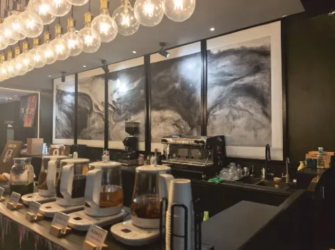 HÉONIC HOTEL & SUITES - Exclusive 2-3 Bedroom Family Suites+Curated Itineraries+Cat Coffee Photos