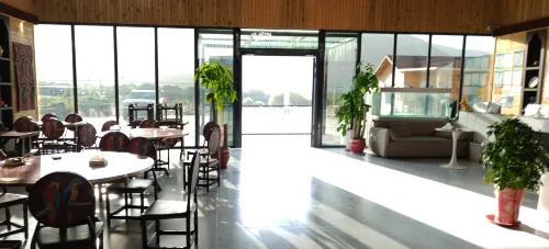 Snowtop Westernmost Lodge · Taxian Photos