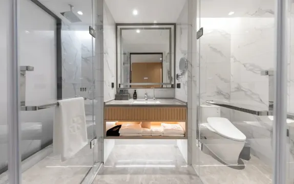 HÉONIC HOTEL & SUITES - Exclusive 2-3 Bedroom Family Suites+Curated Itineraries+Cat Coffee Zimmer Photos