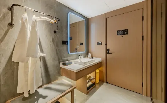 HÉONIC HOTEL & SUITES - Exclusive 2-3 Bedroom Family Suites+Curated Itineraries+Cat Coffee Zimmer Photos