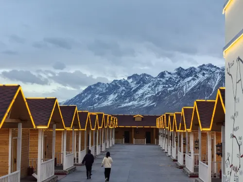 Snowtop Westernmost Lodge · Taxian Xung quanh Photos