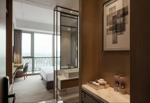 HÉONIC HOTEL & SUITES - Exclusive 2-3 Bedroom Family Suites+Curated Itineraries+Cat Coffee Zimmer Photos