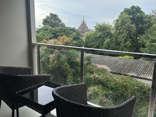 芭達雅金色鬱金香海灘度假飯店優惠