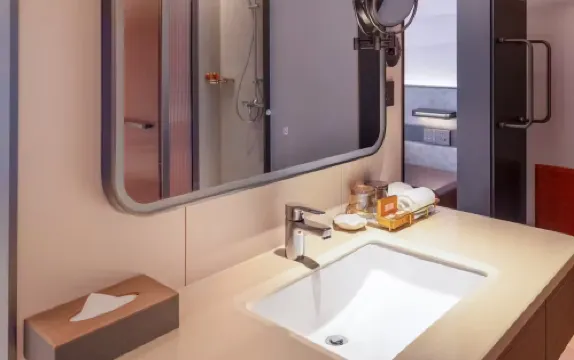 HÉONIC HOTEL & SUITES - Exclusive 2-3 Bedroom Family Suites+Curated Itineraries+Cat Coffee Zimmer Photos