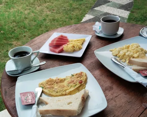فافوريت بنجالوز تناول الطعام Photos