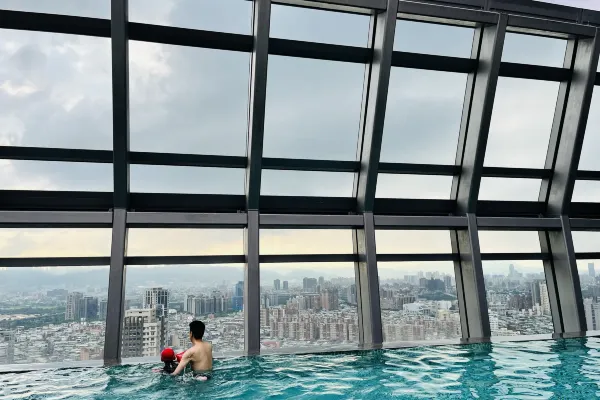 板橋凱撒大飯店泳池