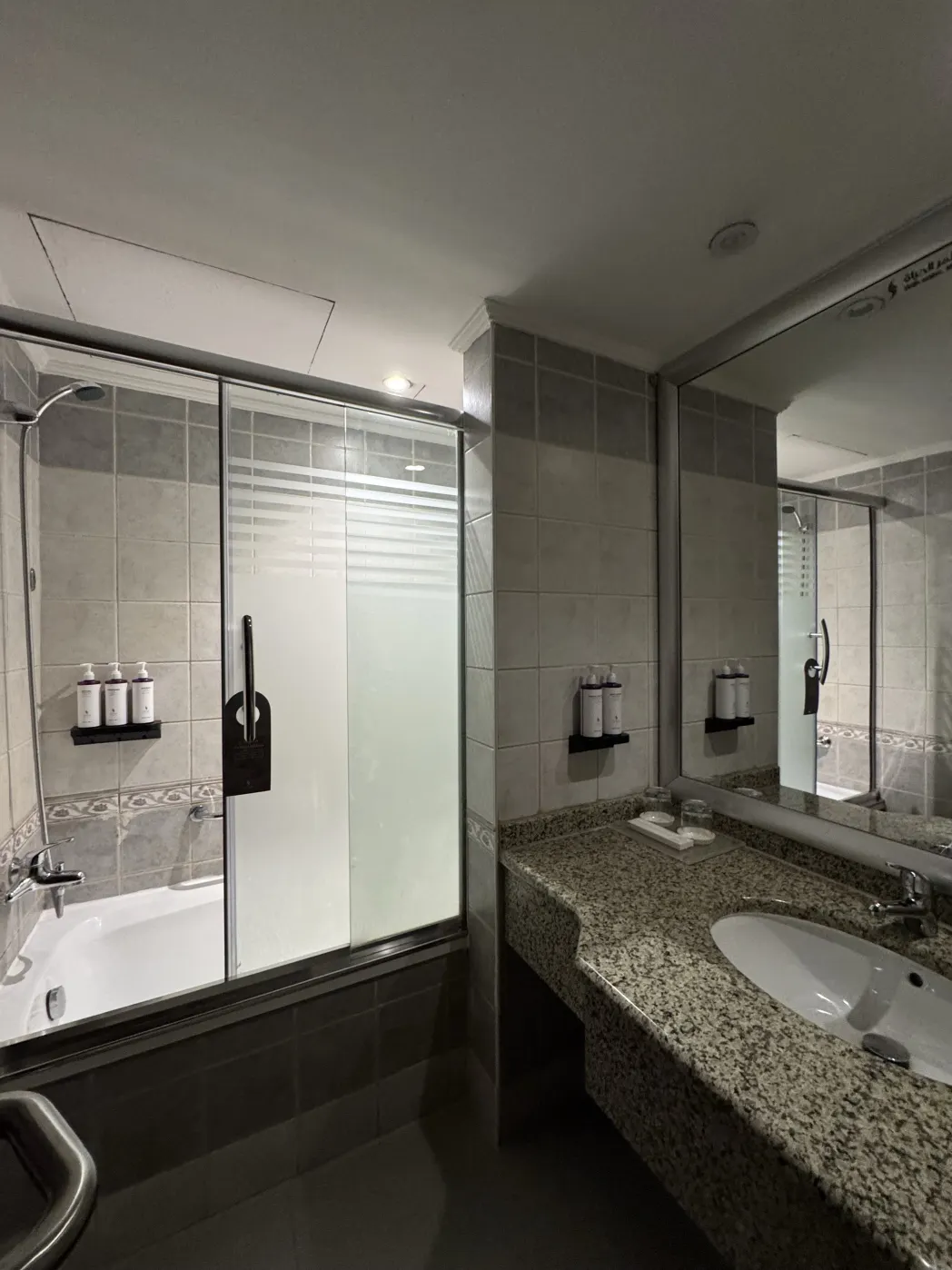 SAJA By Warwick Madinah Hotel Zimmer Photos