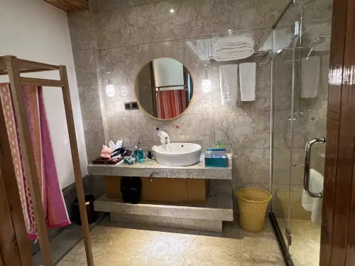 Zhangjiajie Ldyllic Pondside Timber Lodge Rooms Photos