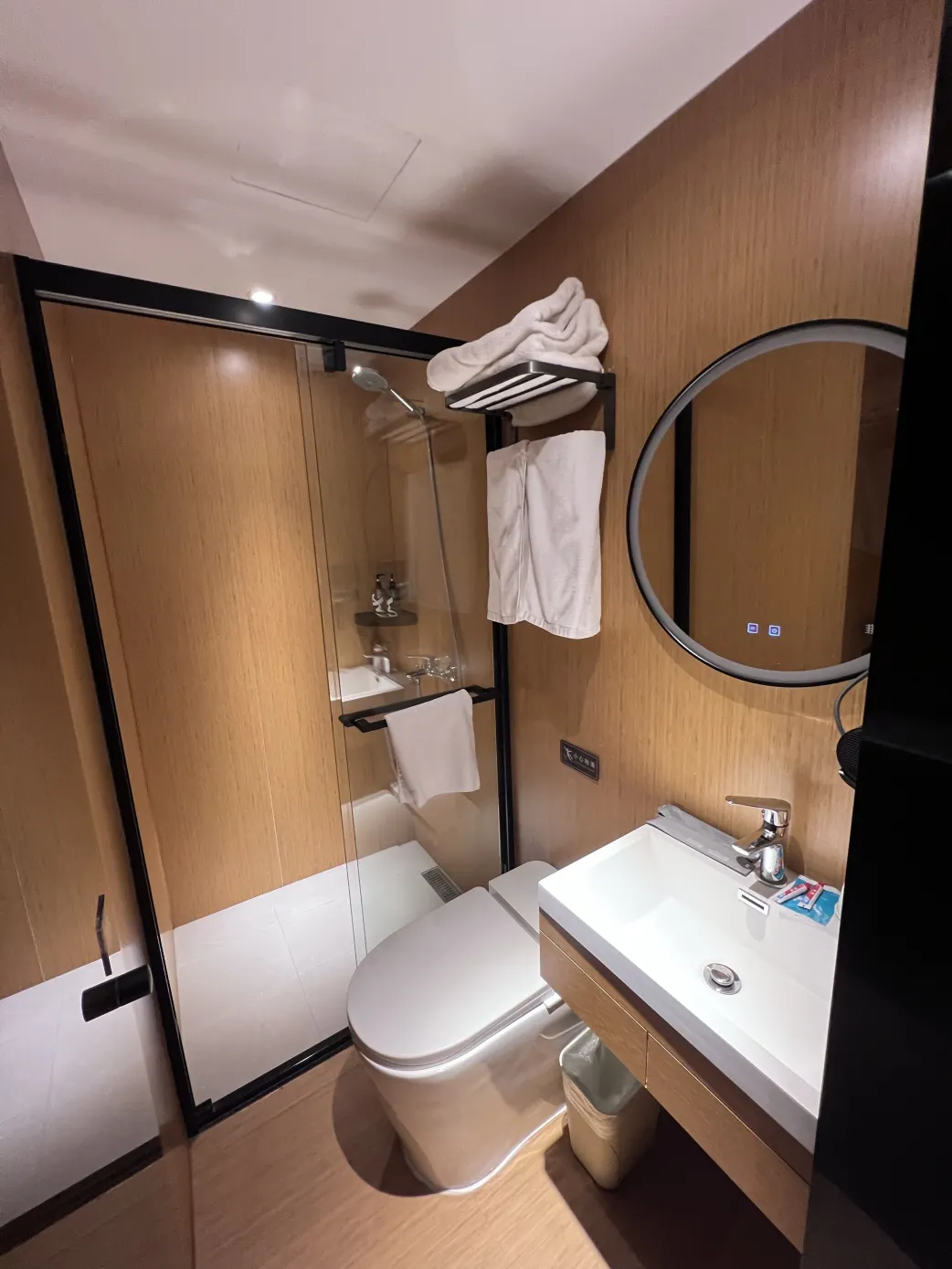 Home Inn Plus Four Seasons Hotel (Hangzhou West Lake Wulinmen Metro Station Branch) Zimmer Photos