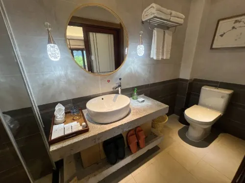 Zhangjiajie Ldyllic Pondside Timber Lodge Rooms Photos