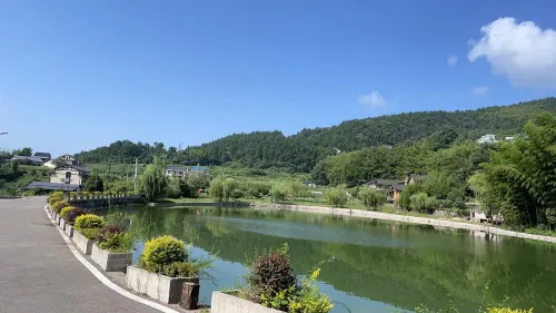 Zhangjiajie Ldyllic Pondside Timber Lodge Near Hotel Photos
