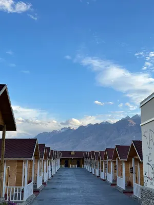 Snowtop Westernmost Lodge · Taxian Photos