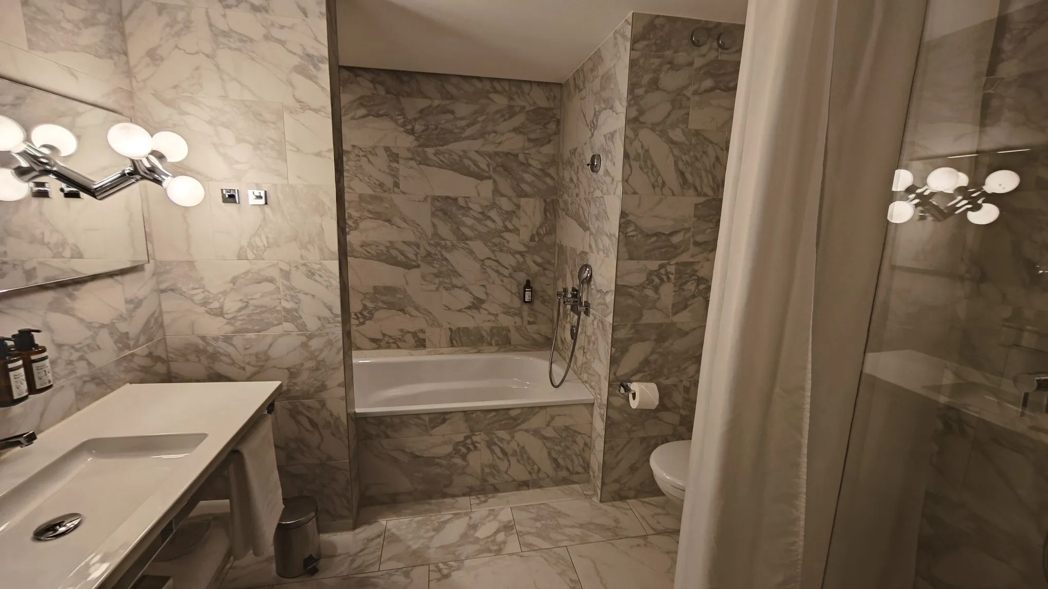 EMA之家套房飯店 房間 Photos