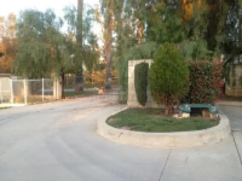 ออล 8 โมเทล โรงแรมในอาซูซ่า