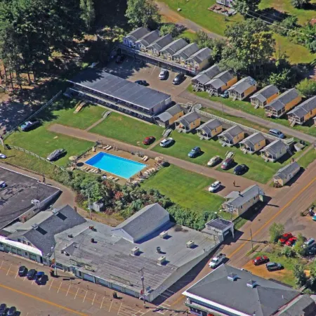 Half Moon Motel & Cottages