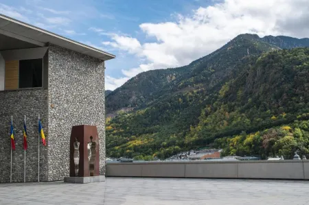 Hotel Starc by Pierre & Vacances Premium Отели рядом с достопримечательностью «Plaça de la Rotonda»