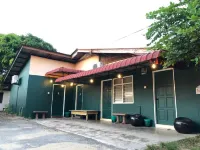 Rumah Tepi Istana Ξενοδοχεία στην πόλη Batu Buruk